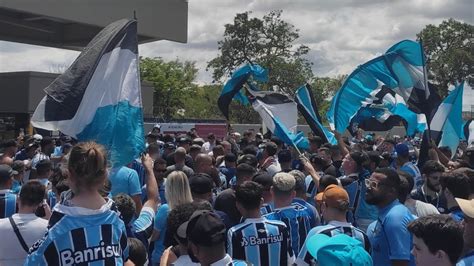 Veja V Deos E Fotos Da Festa Da Torcida Do Gr Mio No Aeroporto A Espera