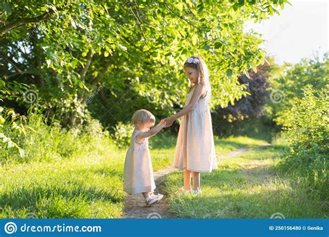 Deux Filles Marchent Dans Le Parc Photo stock Image du robe été