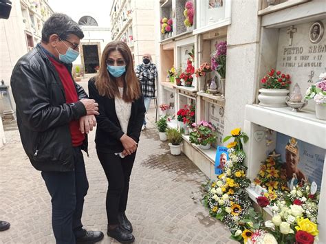 Cerveteri mamma Marina e papà Valerio portano i fiori sulla tomba di Marc