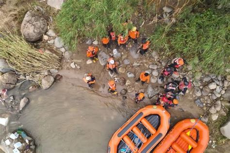 Enam Korban Banjir Bandang Dan Longsor Di Pesisir Selatan Masih Dalam