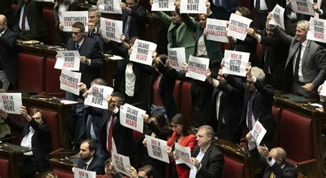 Salario Minimo Ok Della Camera Alla Delega Al Governo Bagarre Durante