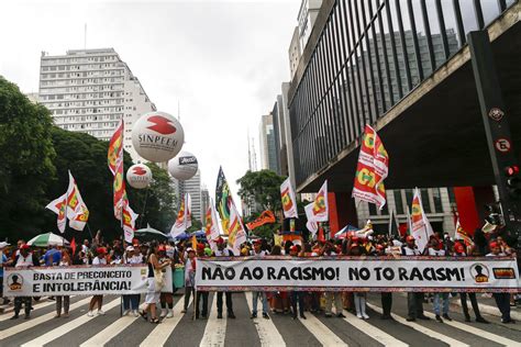 Pessoas Participam De Uma Manifestação Contra O Racismo Durante A