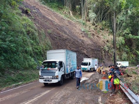 Dinas Pu Bina Marga Jatim Bersihkan Tujuh Titik Longsor Malang Batu