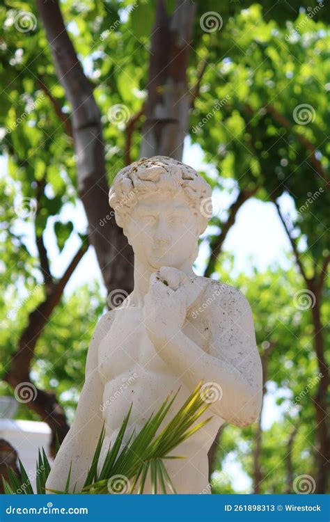 Toma Vertical De Una Estatua De Mármol De David En Un Jardín Imagen de