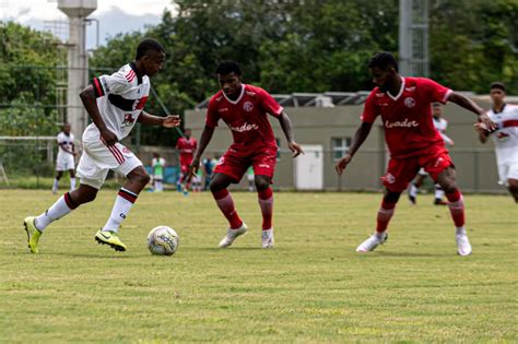 Flamengo empata em 2 a 2 o América pela Taça Rio sub 20 Flamengo