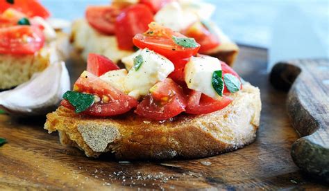 Bruschetta Italiana Tomate Y Fiambre A Tu Estilo Sanpellegrino