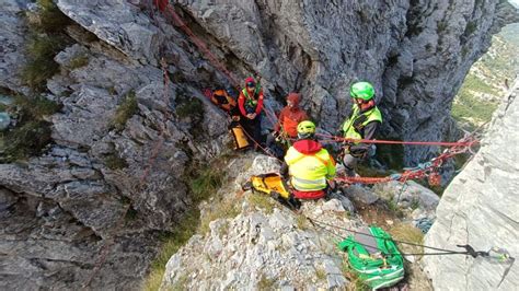 Escursionista Morto In Garfagnana La Caduta Nel Canalone Poi Lallarme