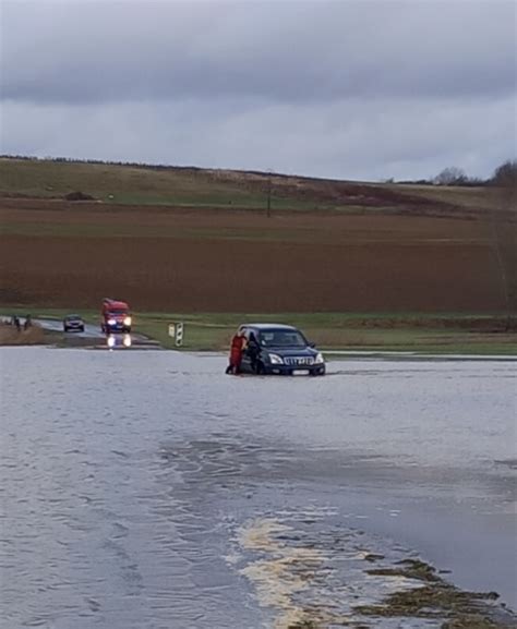 Radio 8 Ardennes La Ferté sur Chiers un 4x4 piégé sur une route inondée