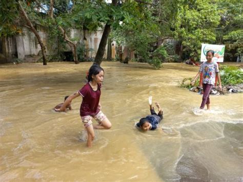 Hujan Deras Guyur Medan Debit Air Sungai Babura Meluap Harian Mistar