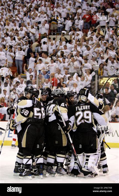 Pittsburgh Penguins Players Celebrate After Beating The Detroit Red Wings 2 1 In Game 6 Of The