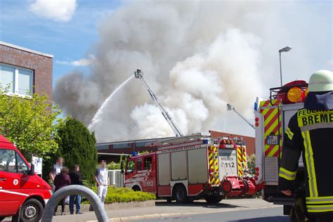 Rauchwolke über Bremen Brand in der Neustadt nahe dem Flughafen Welt