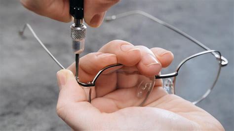 How To Adjust Glasses For The Best Fit | Yesglasses