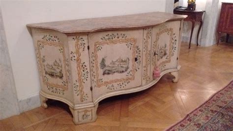 Credenza Luigi Xv A Due Sportelli Laccata A Fondo Crema Con Decorazioni