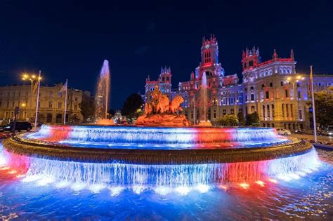 Cibeles se ilumina con los colores de la bandera británica en señal de