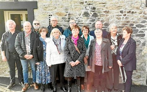 Les Septuag Naires Se Retrouvent Autour Dune Table Saint Carreuc