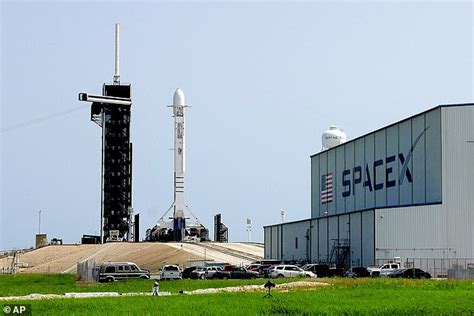 Elon Musk S Spacex Wins Million Contract To Build Missile Tracking