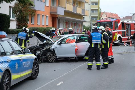 Schwerer Unfall in Nürnberg Auto prallt gegen Straßenlaterne zwei