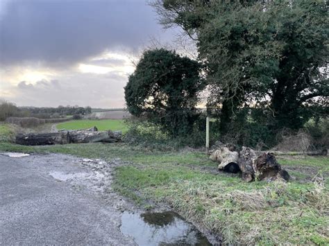 Footpath Towards Sutton Scotney Mr Ignavy Cc By Sa 2 0 Geograph