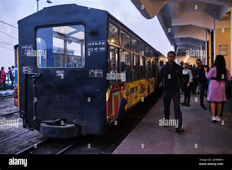 DARJEELING, INDIAN -June 22, Darjeeling Himalayan Railway at Station ...