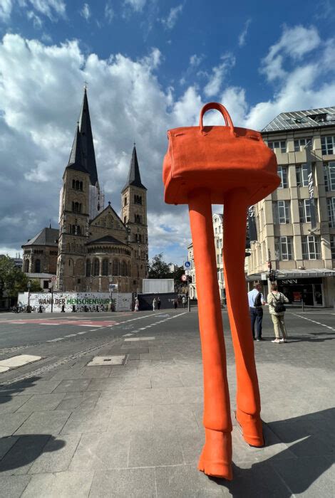 ERWIN WURM Walking Bag Stiftung für Kunst und Kultur e V