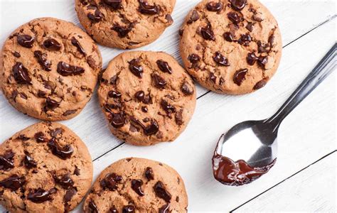 Biscotti Senza Glutine Con Gocce Di Cioccolato Cotto E Crudo