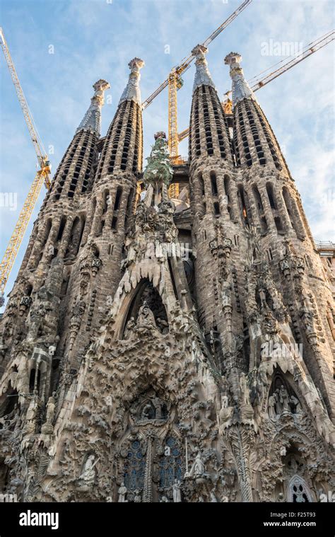 Bas Lica Y La Iglesia Expiatorio De La Sagrada Familia Conocida