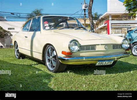 Vehículo Volkswagen Karmann Ghia 1975 en exhibición en la feria de