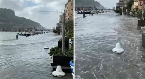 Maltempo Liguria Il Mare Invade La Spezia Onde Oltre I 6 Metri Gente