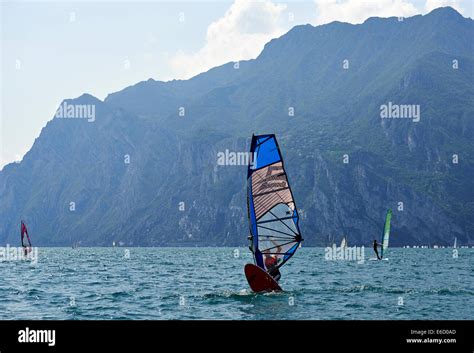 Windsurf En El Lago De Garda Cerca De Torbole Lago Di Garda Nago