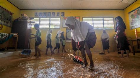 Siswa Gotong Royong Bersihkan Sekolah Yang Terdampak Banjir Di Jambi