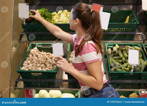 Vista Lateral Leva Uma Jovem E Encantadora Mulher No Supermercado Na