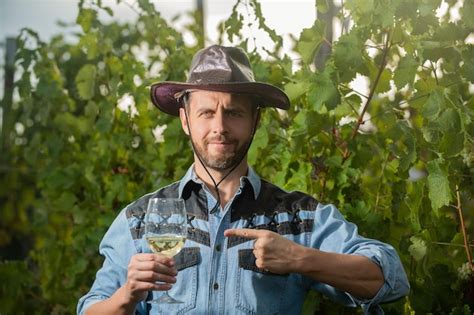 Feliz Viticultor Hombre Agricultor Se Alar Con El Dedo El Vino En El