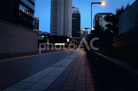 夜の帰り道 都会のイメージ No 25070725｜写真素材なら「写真ac」無料（フリー）ダウンロードok