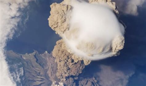 Sarychev Volcano Eruption From The Iss Amazing Video Our Planet