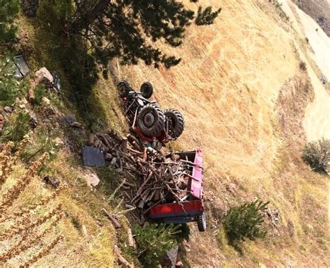 Odun yüklü traktör uçuruma yuvarlandı Haberler