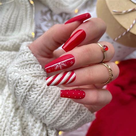 25 Insanely Cute Christmas Nails To Copy This Holiday Season Cute