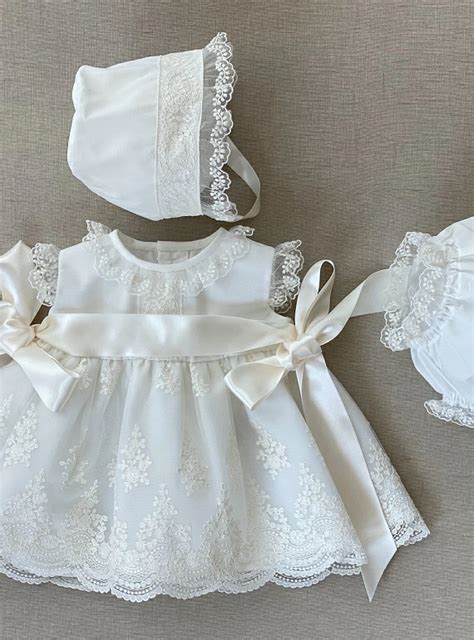 Conjunto para niña de tres piezas Organza Bordada Primer Bebé