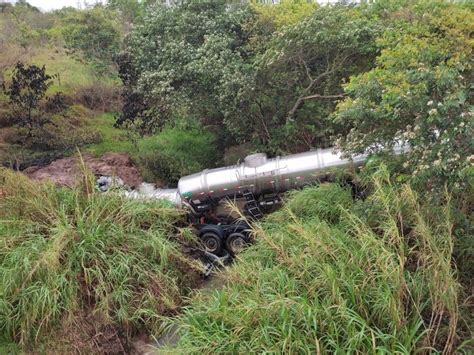 Interior Penápolis Motorista morre após cair bitrem carregado de