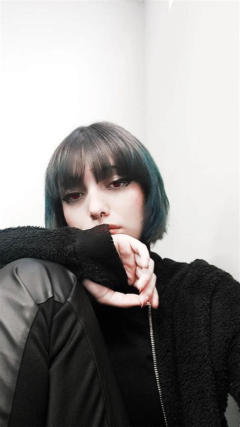 Garota Cabelo Curto Azul Cosplay Bonita Egirl Emo G Tica Batom Piercing