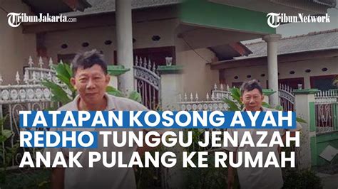 Tatapan Kosong Ayah Redho Tri Agustian Tunggu Jenazah Anak Keluarga