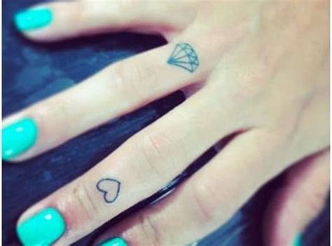 Tatuagem de Coração no Dedo 47 Inspirações Incríveis e Seus Significados