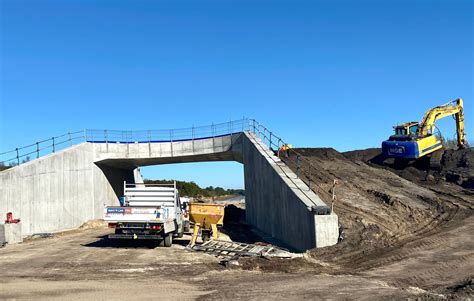 Gironde Sur la déviation du Taillan Médoc un pont pour faire