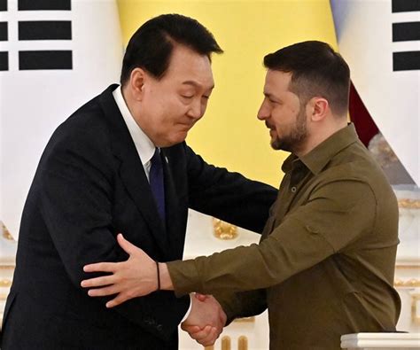 Skoreas Yoon Meets With Zelenskyy Pledges More Military Supplies Aid