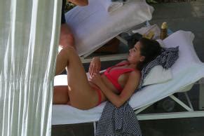 Hailee Steinfeld Sexy In Pink Bikini While Relaxing Poolside Hawaii AZNude