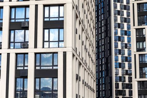 Edificios Modernos De Altura Frente A Un Cielo Azul Claro En