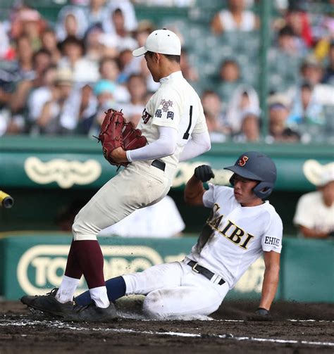 ＜済美・東筑＞1回1死満塁、石田（左）の暴投で三塁走者・渡辺が生還 ― スポニチ Sponichi Annex 野球