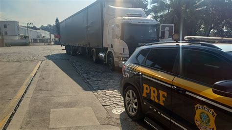 Caminhoneiro é flagrado rebite na Via Dutra em Barra Mansa Sul