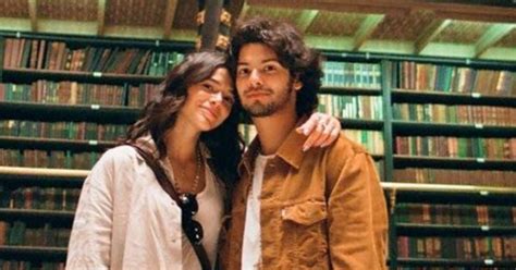 Bruna Marquezine e Xolo Maridueña têm postado fotos em que aparecem