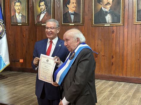 El Presidente Del Instituto Duartiano Wilson Gomez Entrega Diploma De