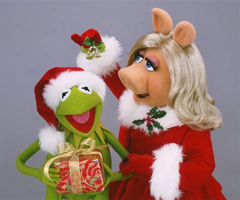 Image - Miss-Piggy-Kermit-Christmas.jpg | Muppet Wiki | FANDOM powered ...